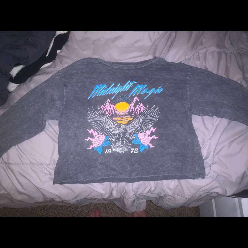 Long sleeve graphic crop